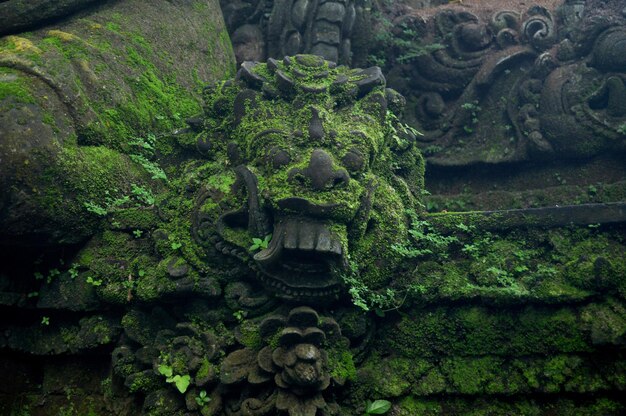 Sculpture d'art et divinité antique sculptée ange dieu de la statue hindoue de style balinais dans le Mandala Suci Wenara Wana ou sanctuaire sacré de la forêt des singes d'Ubud dans la ville d'Ubud à Bali Indonésie