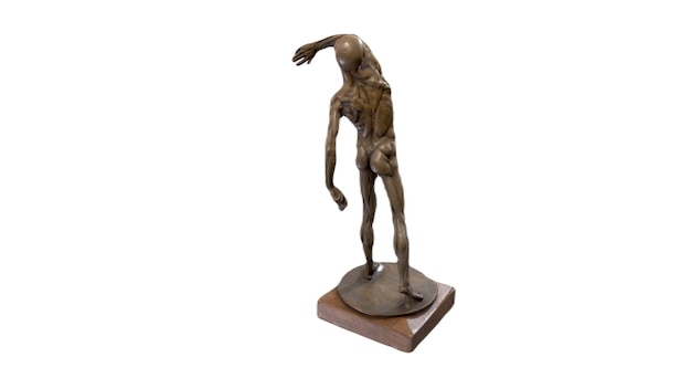 Une sculpture en bronze d'une femme avec un bras levé.