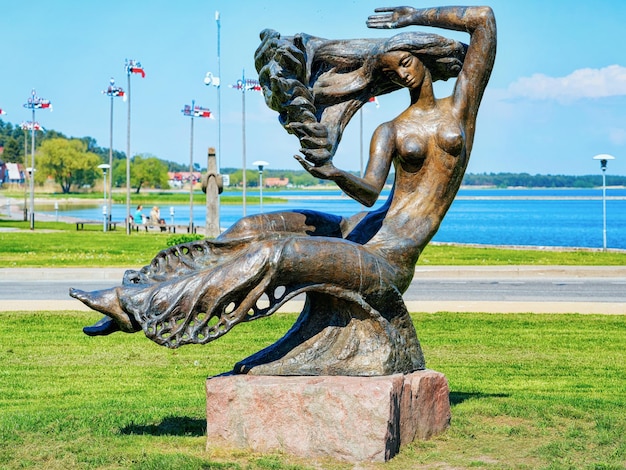 Sculpture en bronze d'une femme à la station balnéaire de Nida près de Klaipeda à Neringa dans la mer Baltique sur l'isthme de Courlande en Lituanie.