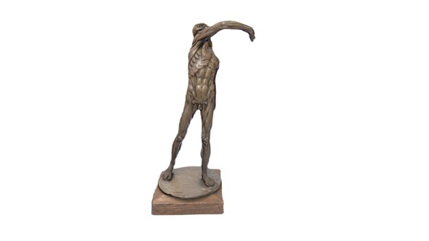 Une sculpture en bronze d'un homme avec ses bras levés