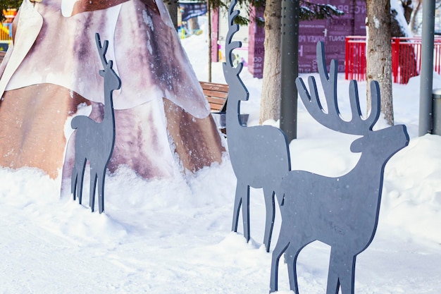 Sculpture de cerfs et de wigwams comme décoration hivernale du parc de loisirs de la ville ornent