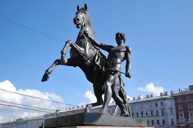 sculpture avec un cheval sur le pont Anichkov à Saint-Pétersbourg