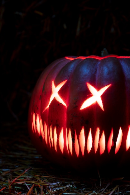 Une sculpture de citrouille d'Halloween effrayante