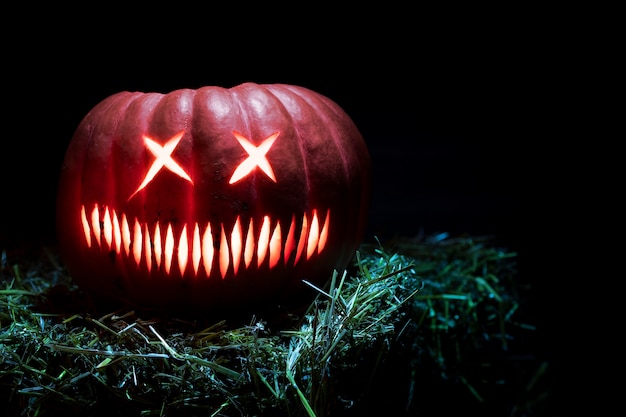 Une sculpture de citrouille d'Halloween effrayante