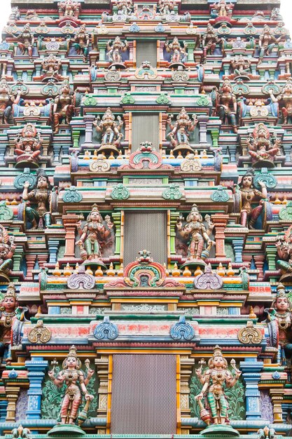Sculpture colorée du temple indien