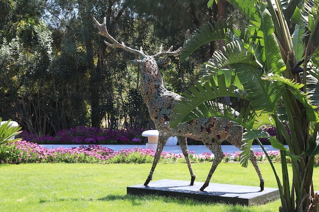 sculpture décorative d'un cerf dans la station