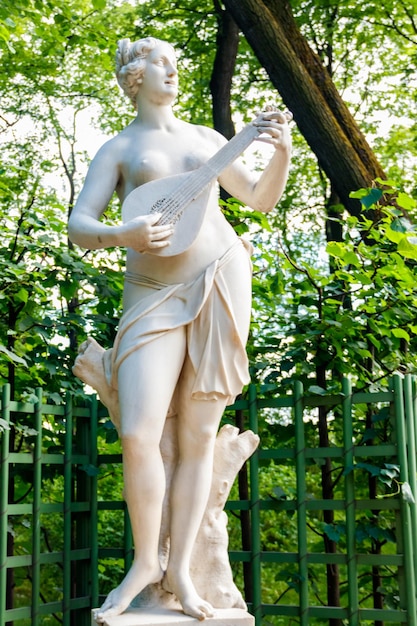 Sculpture de la déesse grecque de la danse et du chœur Terpsichore dans le parc de la vieille ville Jardin d'été à Saint-Pétersbourg Russie