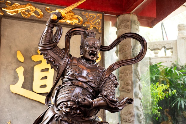 Sculpture divinité chinoise dieu gardien à l'entrée du temple Wong Tai Sin pour que les gens visitent et respectent la prière sur l'île de Kowloon le 9 septembre 2018 à Hong Kong, Chine