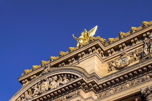 La sculpture dorée au sommet du Palais Garnier Opéra Paris