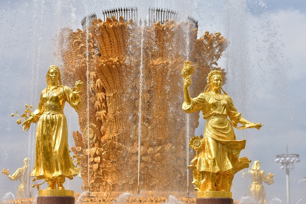 Sculpture dorée sur la fontaine de l'Amitié des Peuples dans le parc