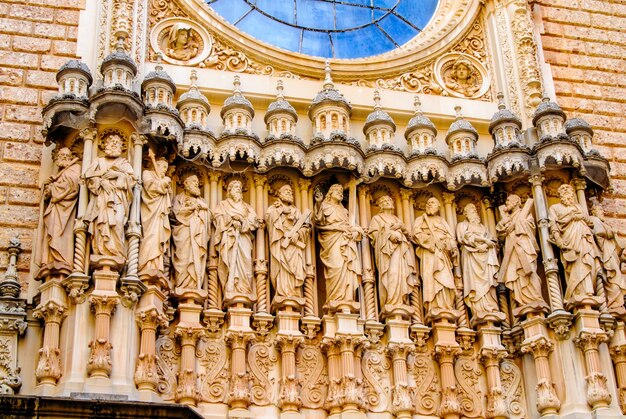 Photo sculpture de douze saints sur la cathédrale de gérone, en catalogne, espagne.