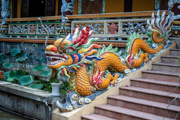 Sculpture de dragon coloré à l'entrée d'un temple bouddhiste sur les marches de la ville de Danang Vietnam