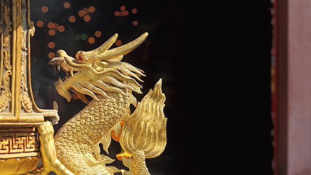 Sculpture de dragon d'or dans le tombeau