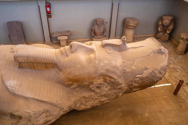 La sculpture du Colosse de Ramsès II à Memphis au Caire Egypte