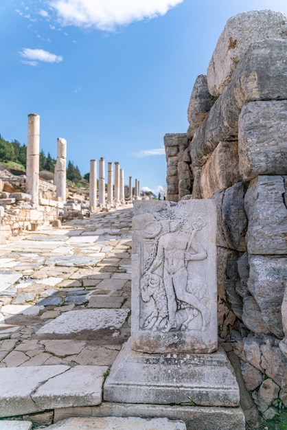 Sculpture du dieu du commerce Hermès et image ram à Éphèse, Selcuk, Izmir Turquie. Bibliothèque de Celsus dans la ville antique d'Éphèse, Turquie. Ephèse est un site du patrimoine mondial de l'UNESCO.