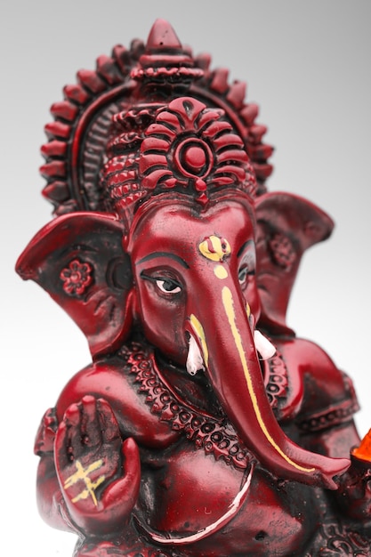 Sculpture du seigneur ganesha sur fond blanc