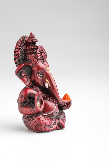 Sculpture du seigneur ganesha sur fond blanc