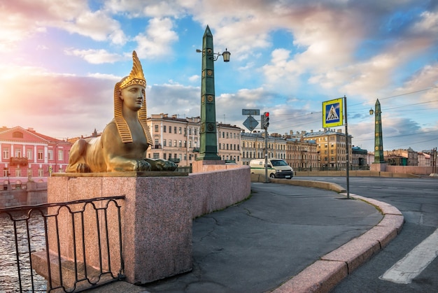 Sculpture du sphinx sur le pont égyptien sur la rivière Fontanka à Saint-Pétersbourg par une soirée ensoleillée