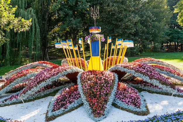 Sculpture faite de fleurs d'été