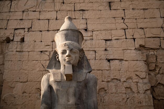 Sculpture de faraon dans le temple de Louxor Egypte