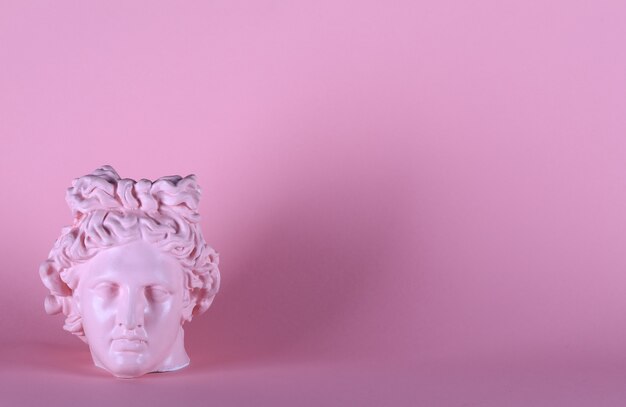 Sculpture en gypse rose antique d'une tête de femme