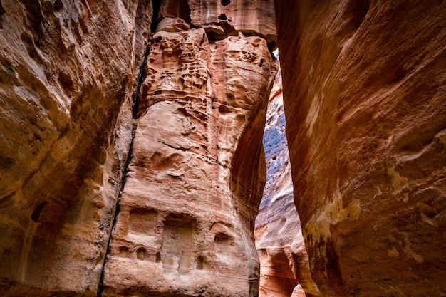 Sculpture à l'intérieur d'un chemin étroit en Jordanie