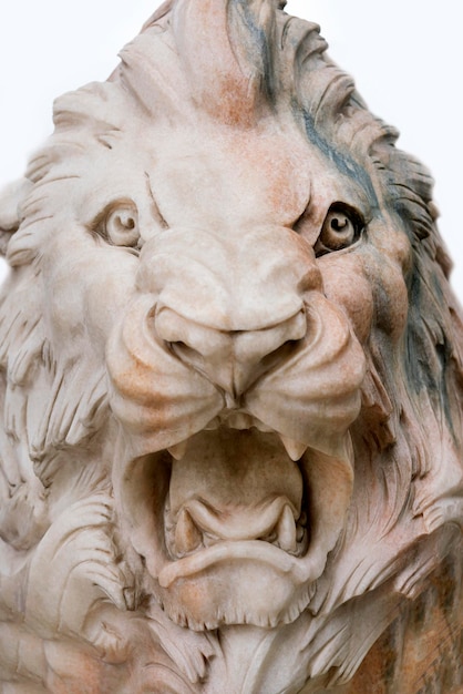 Sculpture de lion blanc