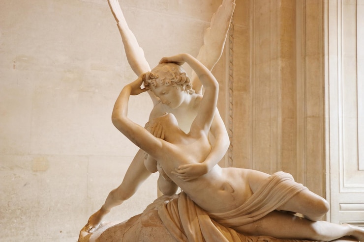 Photo sculpture en marbre appelée psyche ressuscitée par cupid kiss exposée au louvre à paris, france