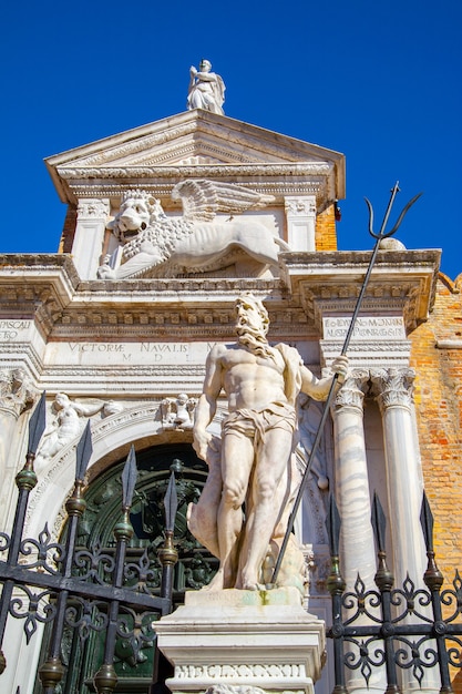 Sculpture en marbre de Poséidon devant l'entrée de l'Arsenal de Venise, Venise, Italie