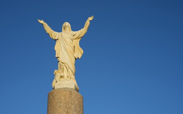 Sculpture en marbre de la vierge