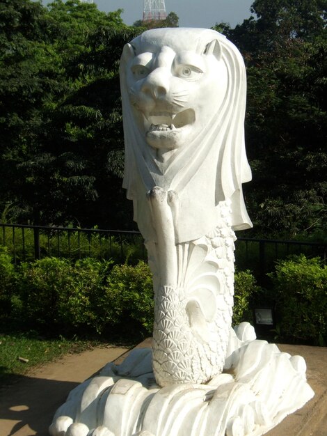 Sculpture de monstre dans le parc