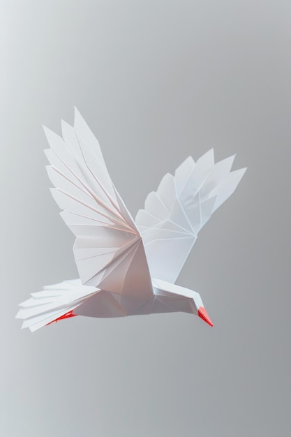 Sculpture d'oiseau géométrique en papier blanc en vol sur un fond neutre