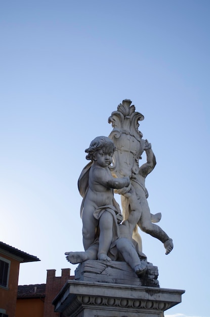 Sculpture sur la Piazza dei Miracoli à Pise