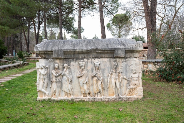 Photo sculpture en pierre sculptures en pierre de l'ancien empire grec visiteurs du musée visitant la pierre