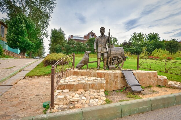 Sculpture de porteur d'eau à Kolomna, sculpture en bronze