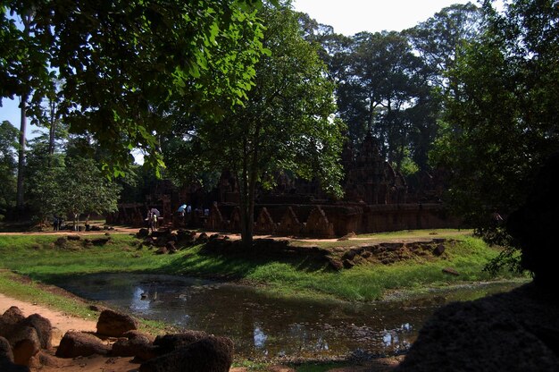 Sculpture sculpture ruines antiques bâtiment antique Prasat Banteay Srei ou Banteay Srey temple d'Angkor Wat pour les voyageurs cambodgiens voyage visite respect prier à Angkor Thom à Siem Reap Cambodge