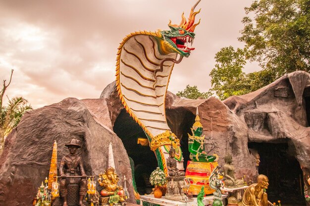 Une sculpture de serpent dans un temple thaïlandais bouddhiste dans le district de Sisaket en Thaïlande