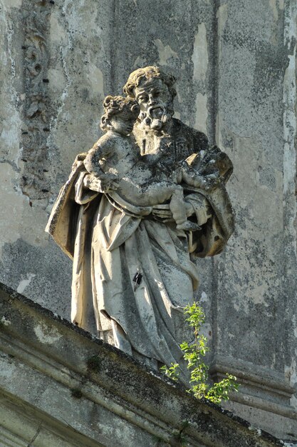 Sculpture de St Joseph sur la façade de l'église Saint Joseph dans le village de Pidhirtsi Ukraine