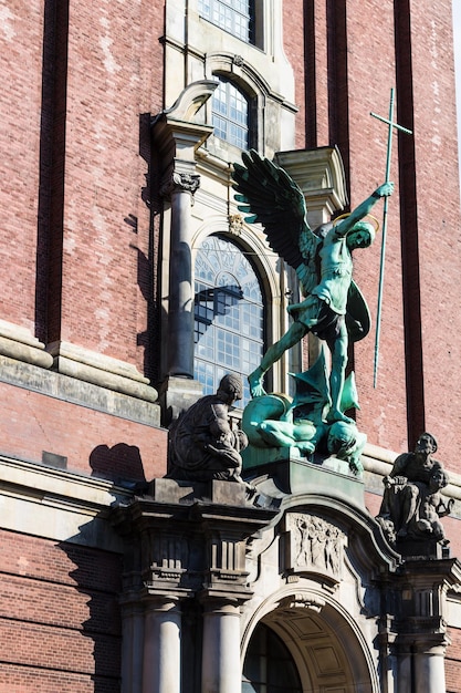 Sculpture de St Michael de l'église St Michael