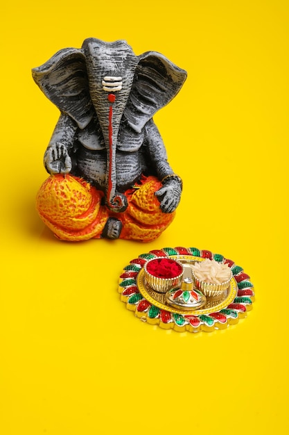 Photo sculpture ou statue antique du seigneur ganesha pour le festival de ganesha