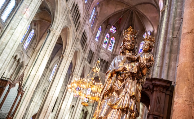 Photo sculpture de la vierge et de l'enfant dans la cathédrale saint-etienne de bourges, france