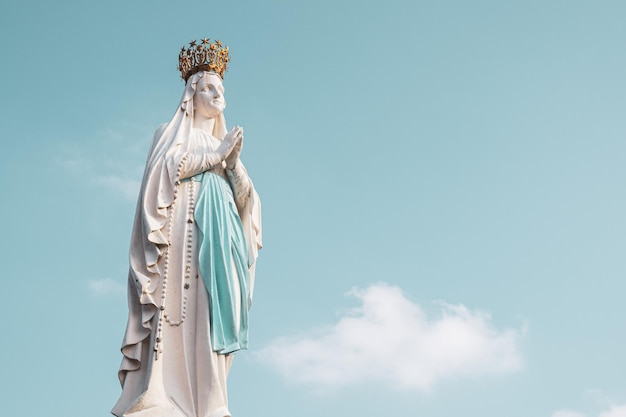 Photo sculpture de la vierge marie couronnée dans le sanctuaire de lourdes, france