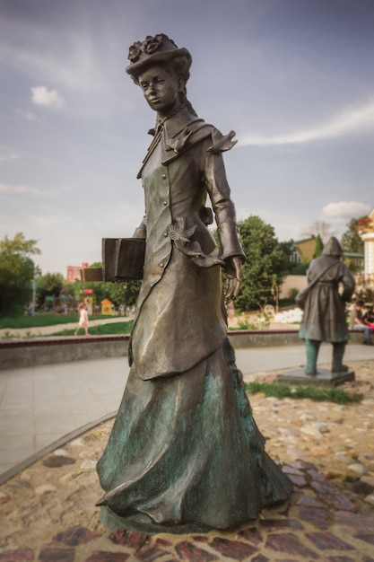 Sculpture de la ville dans la vieille ville historique de Dmitrov dans la région de Moscou Russie monument populaire