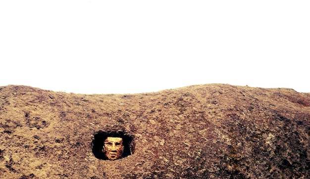 Photo sculpture de visage sculptée dans la roche contre un ciel clair