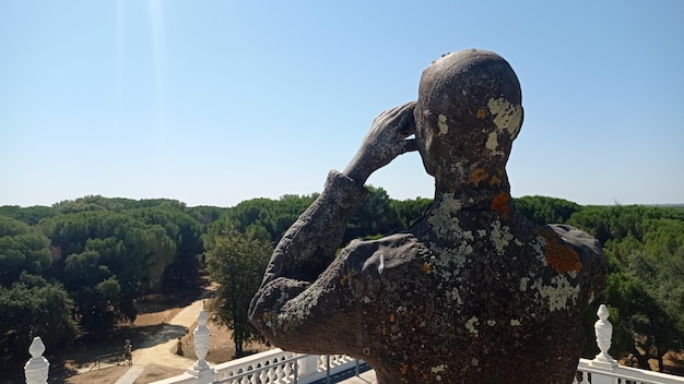 Sculptures au centre d'accueil Palacio del Acebron dans le parc naturel de Donana au coucher du soleil Huelva