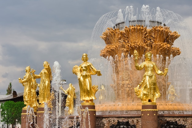 Sculptures dorées de la fontaine Amitié des Peuples dans le Parc