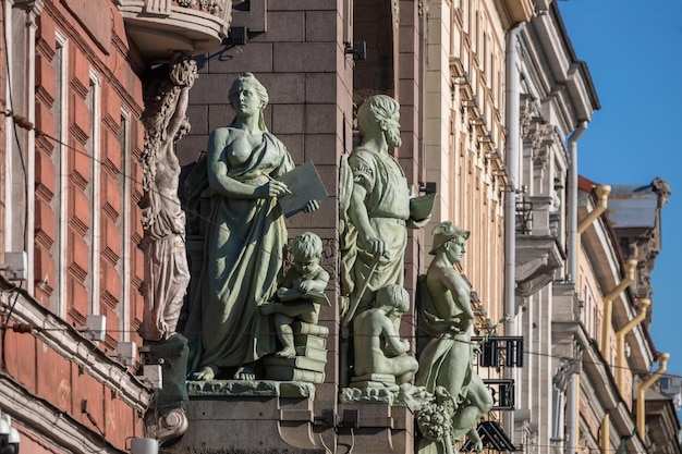 Sculptures historiques sur la façade du théâtre Akimov dans la ville de Saint-Pétersbourg