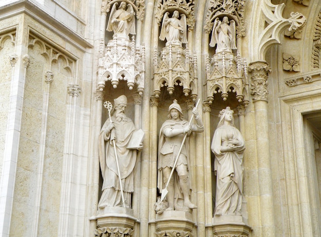 Sculptures impressionnantes de saints et d&#39;archanges sur la façade de la cathédrale de Zagreb, Croatie