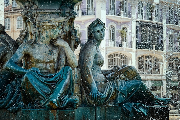 Sculptures de jeunes dans la fontaine