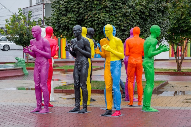 Photo sculptures multicolores de personnes représentant des races différentes